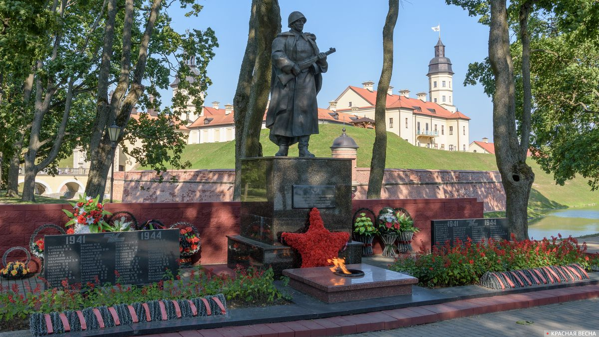Вечный огонь и памятник советскому солдату, Несвиж, Белоруссия 20.08.2017