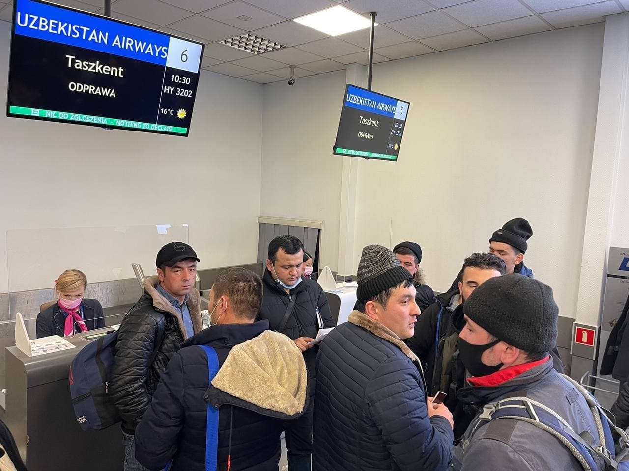 Эвакуация граждан Узбекистана с территории Украины через польский аэропорт
