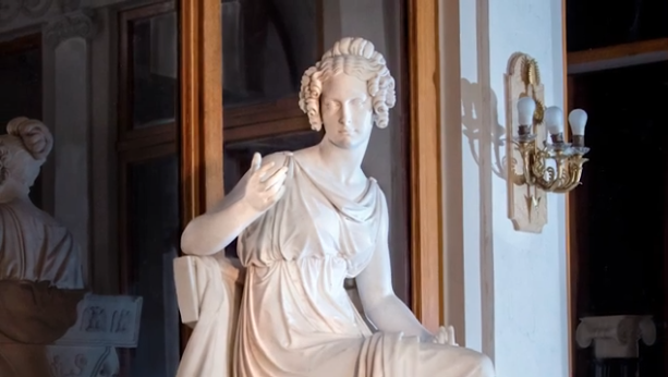 Мраморная статуя императрицы Александры Федоровны. Эрмитаж.