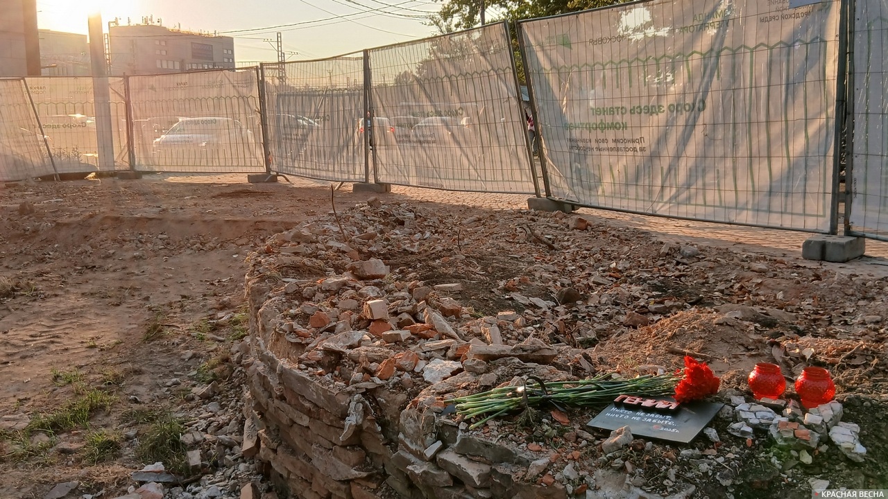 Место бывшей мозаики в парке культуры и отдыха имени Толстого в Химках