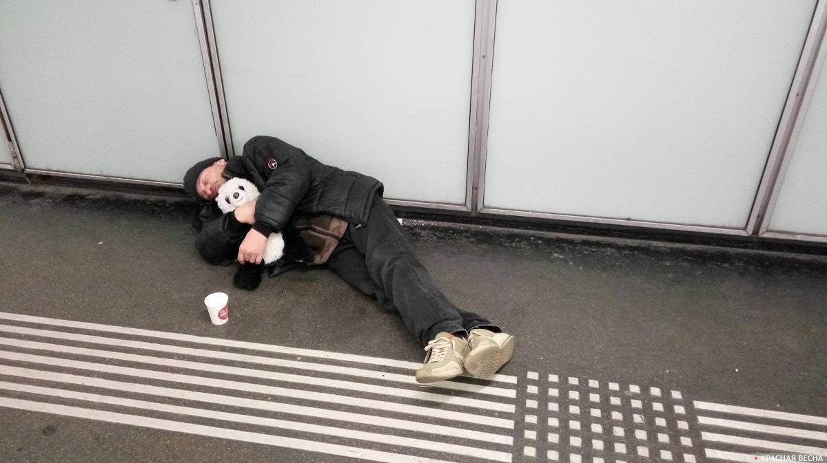 Бомж спит в метро