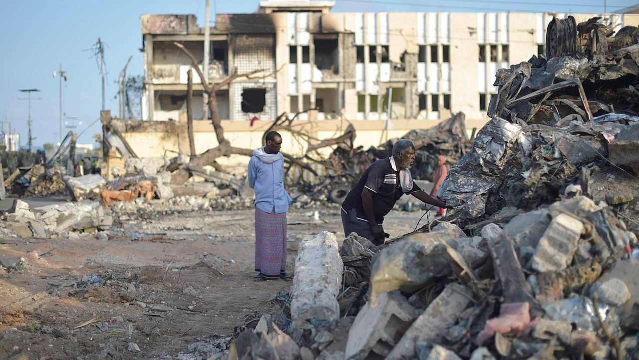 Последствия теракта «Аш-Шабаб» (организация, деятельность которой запрещена в РФ) в Могадишо, 2017 год