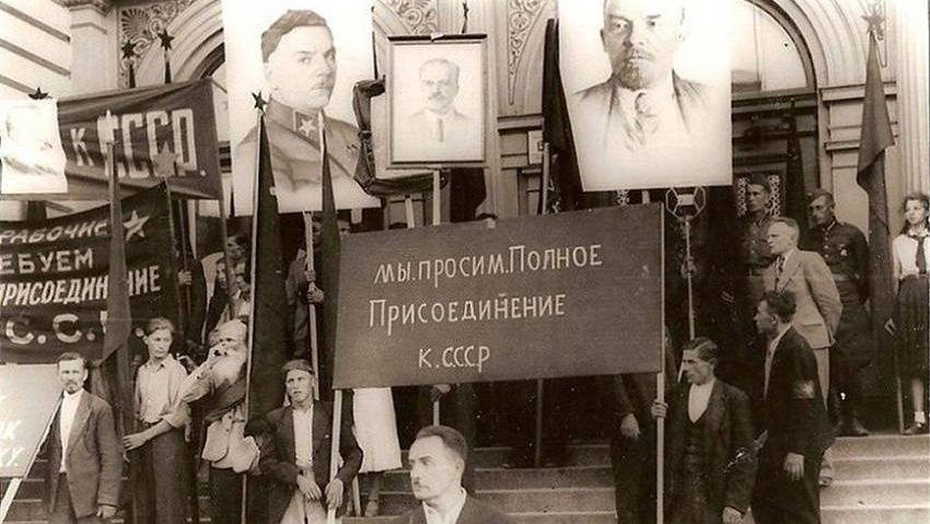 Рижане с плакатами о просьбе присоединения к СССР (июнь 1940 года)