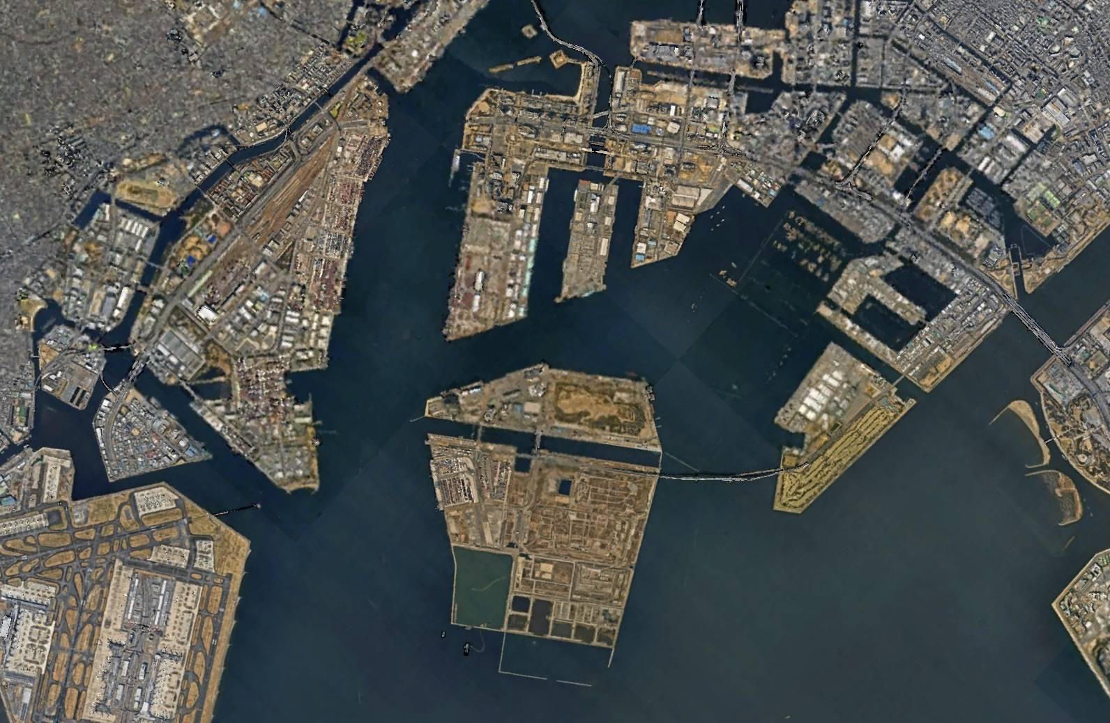 Во внутреннем заливе Токио. Видны многочисленные искусственные острова