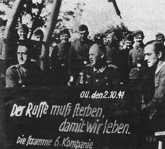 репрессии нацистов  вермахта в СССР . На школьной доске написано мелом «Русский должен умереть, чтобы жили мы»  1941