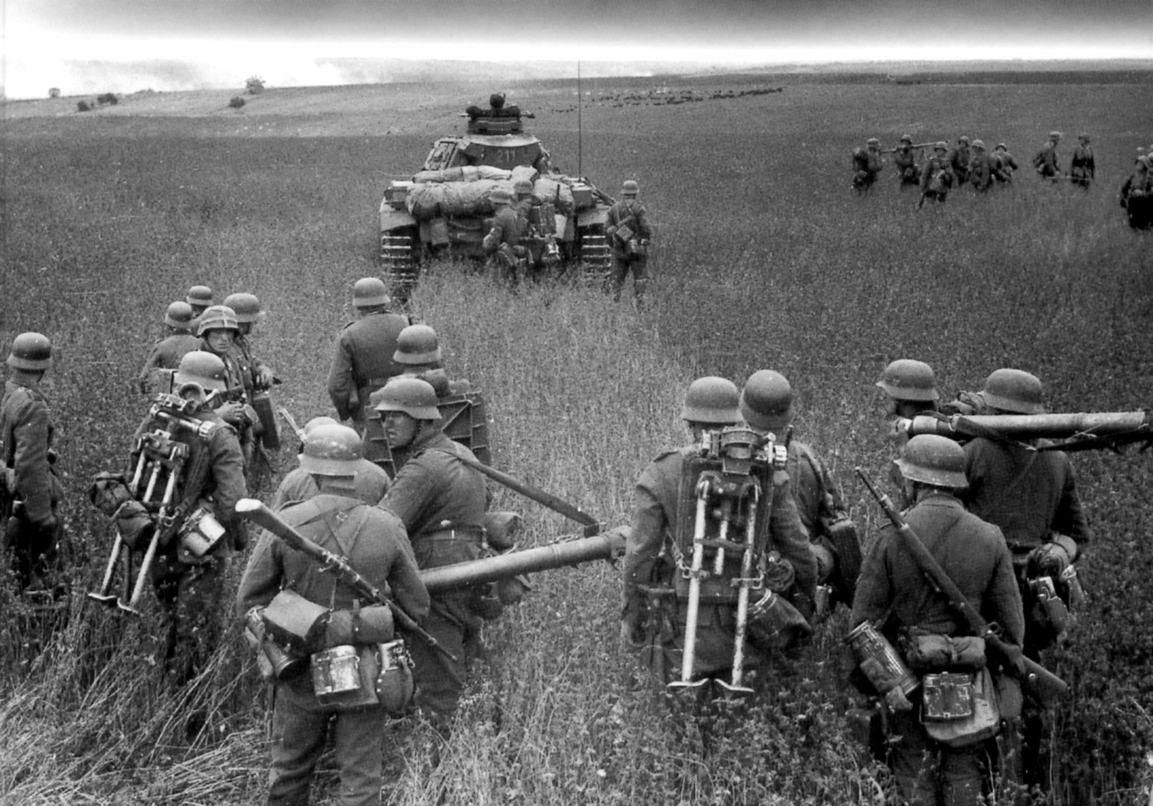 Немецкая пехота в наступлении под прикрытием танков в поле во время операции «Барбаросса». 1941