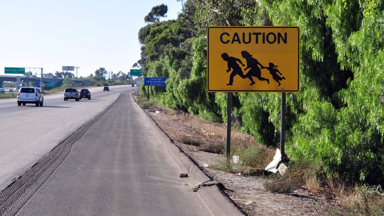 Знак предупреждающий о мигрантах