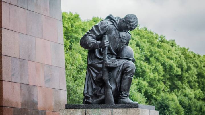 Монумент советскому солдату в Трептов парке. Берлин. Германия.