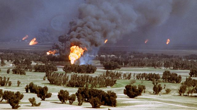 Нефтяные скважины, подожжённые иракской армией при отступлении из Кувейта, 1991 год