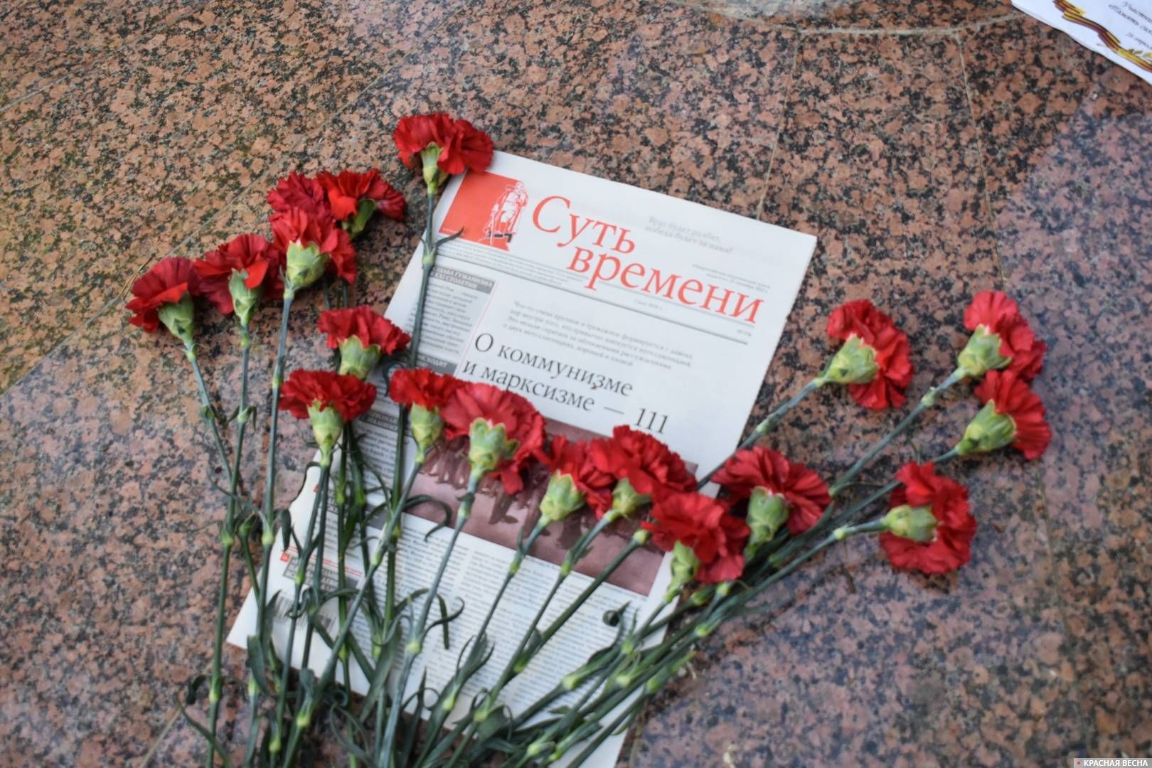 Возложение цветов у памятника военным журналистам, Брянск