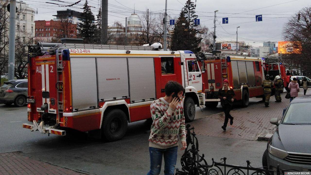 Пожарные у бизнес-центра «Высоцкий»