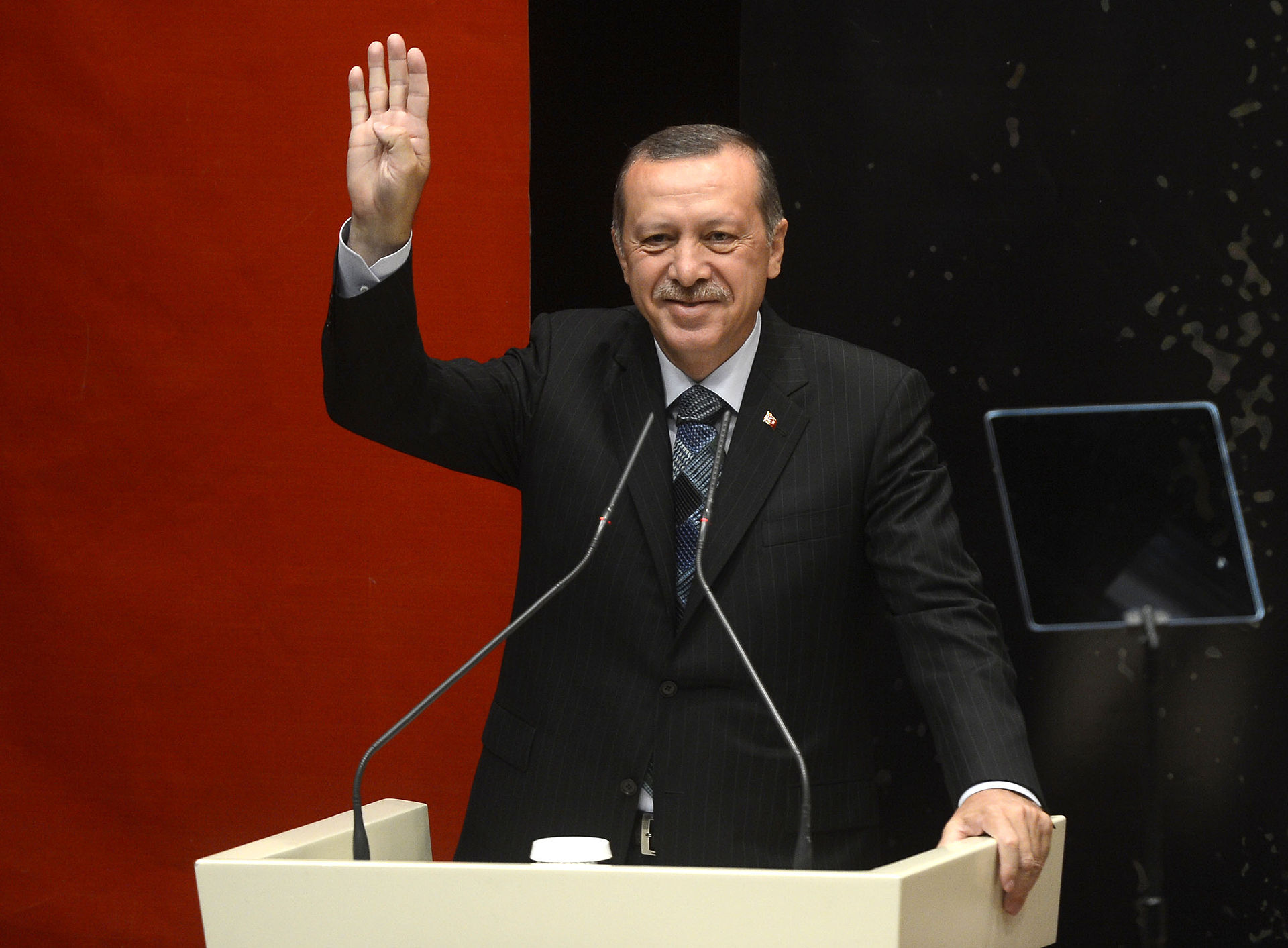 Эрдоган показывает знак «Рабиа», появившийся в ходе протестов «Братьев-мусульман» в Египте в 2013 г.