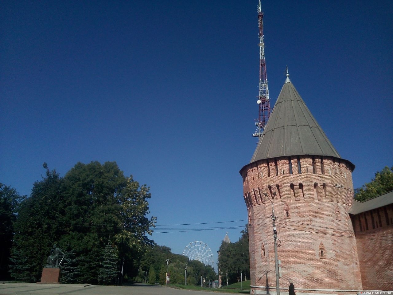 Памятник Федору Коню и  башня крепостной стены. Смоленск.