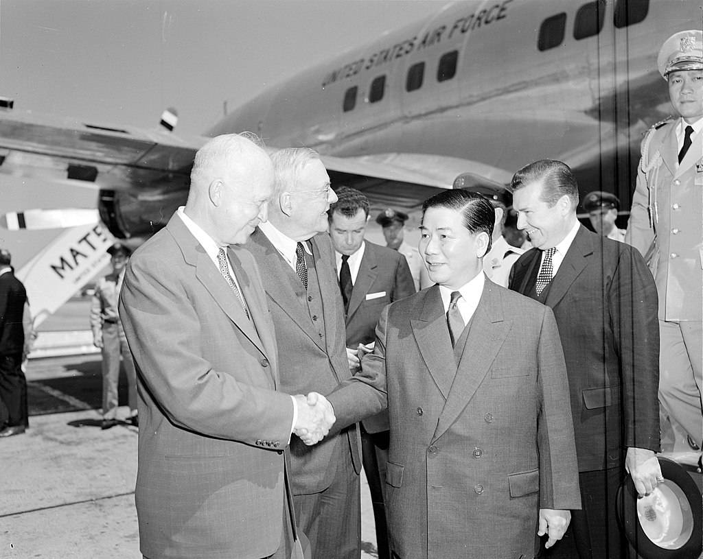 Президент США Дуайт Д. Эйзенхауэр и госсекретарь Джон Фостер Даллес (слева направо) приветствуют президента Южного Вьетнама Нго Динь Дьема в Национальном аэропорту Вашингтона. 05/08/1957