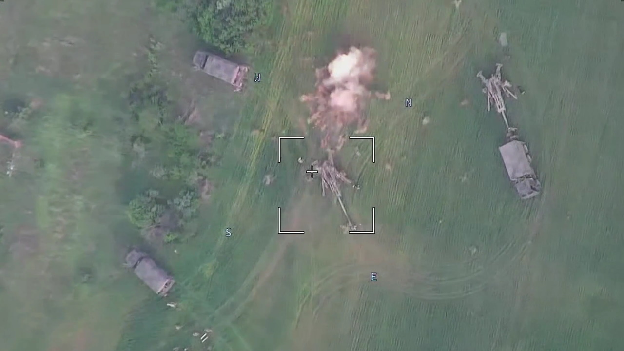 Уничтожение батареи гаубиц М777 американского производства во время специальной военной операции на Украине