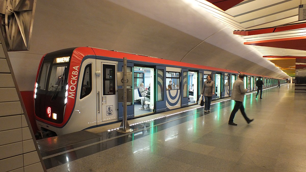 Поезд «Москва» на станции метро «Лермонтовский проспект»