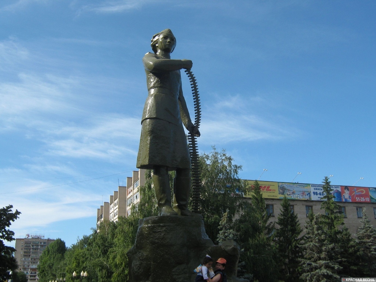 Памятник герою Советского Союза Маншук Маметовой