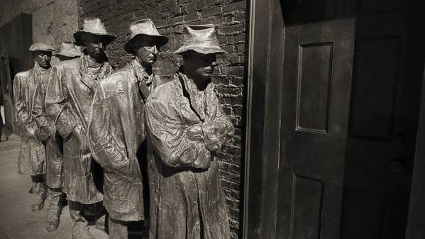 Памятник безработным на пункте выдачи хлеба во времена Великой депрессии, Вашингтон, США Автор — Джордж Сегал