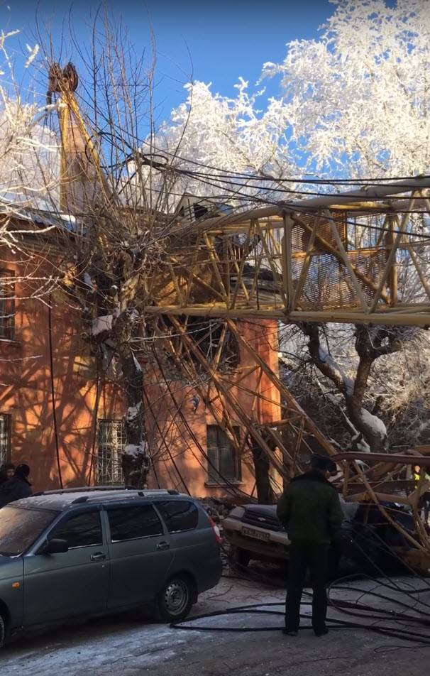 Падение башенного крана на жилой дом в Кирове