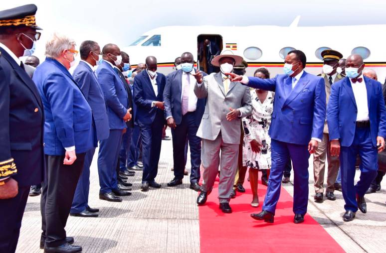 Президент НРК Дени Сассу-Нгессо встречает лидера Уганды в аэропорту Ойо