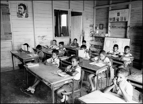 Кубинские школьники в классе школы в провинции Гуантанамо.