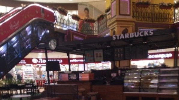 Закрытая кофейня. Starbucks приостановил работу в России
