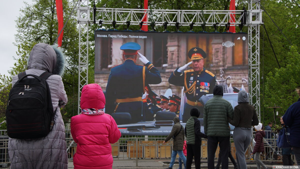 Жители Воронежа собираются на площади Ленина для просмотра записи трансляции Парада Победы в Москве.