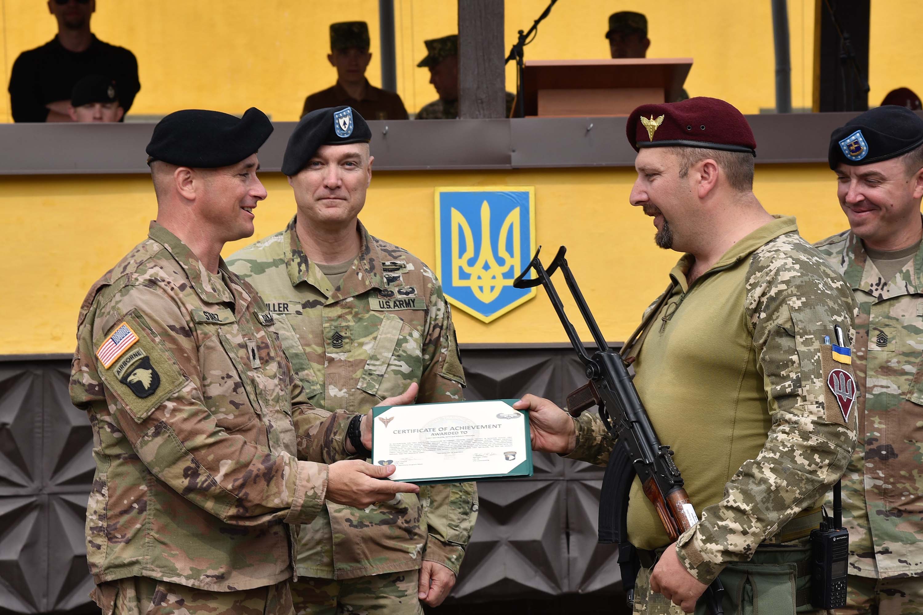 Военные США вручают награды украинским военным