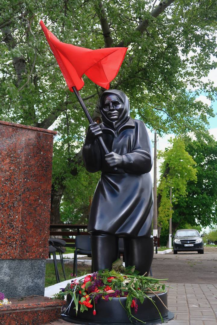 Скульптура бабушки со знаменем Победы