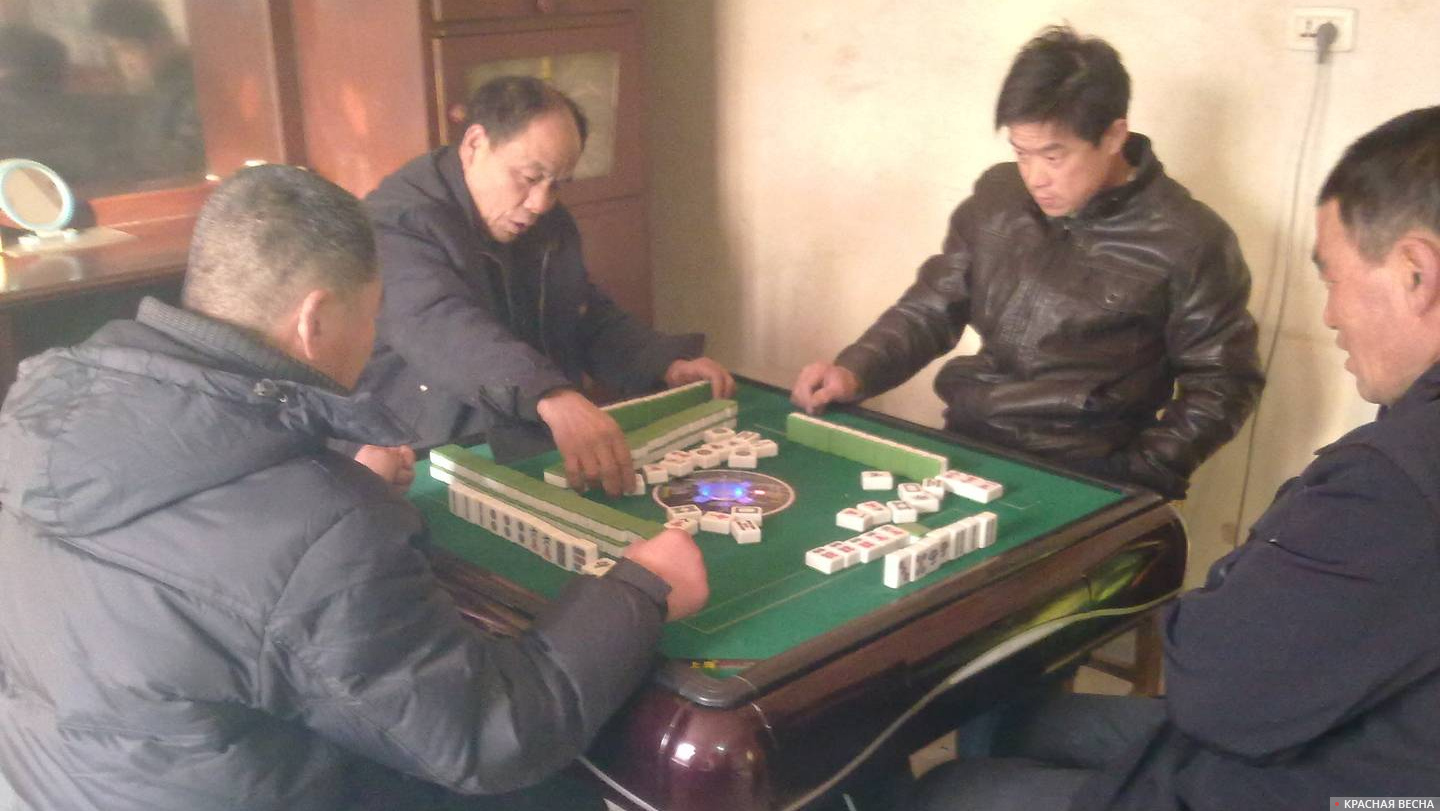 Китайцы играют в маджонг
