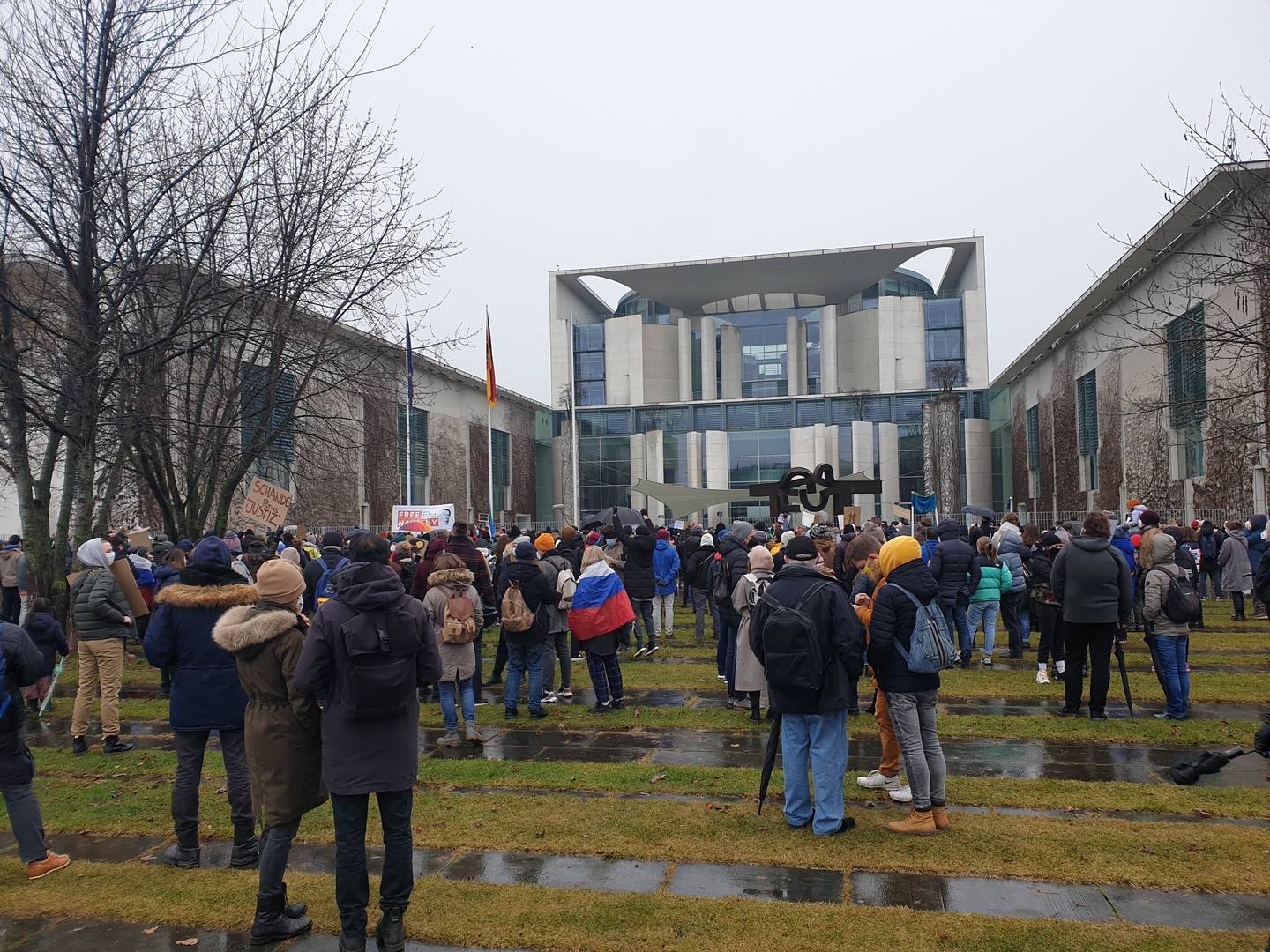Митинг в защиту Навального перед Ведомоством федерального канцлера Германии в Берлине