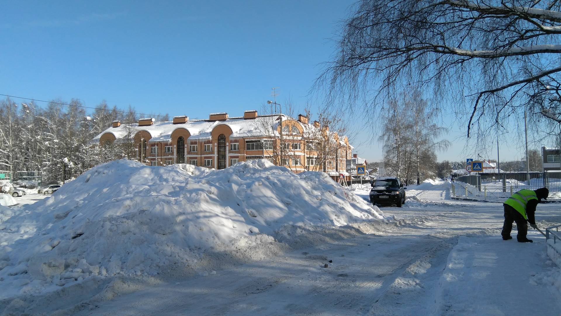 Пироговский, куча снега на автомобильной стоянке