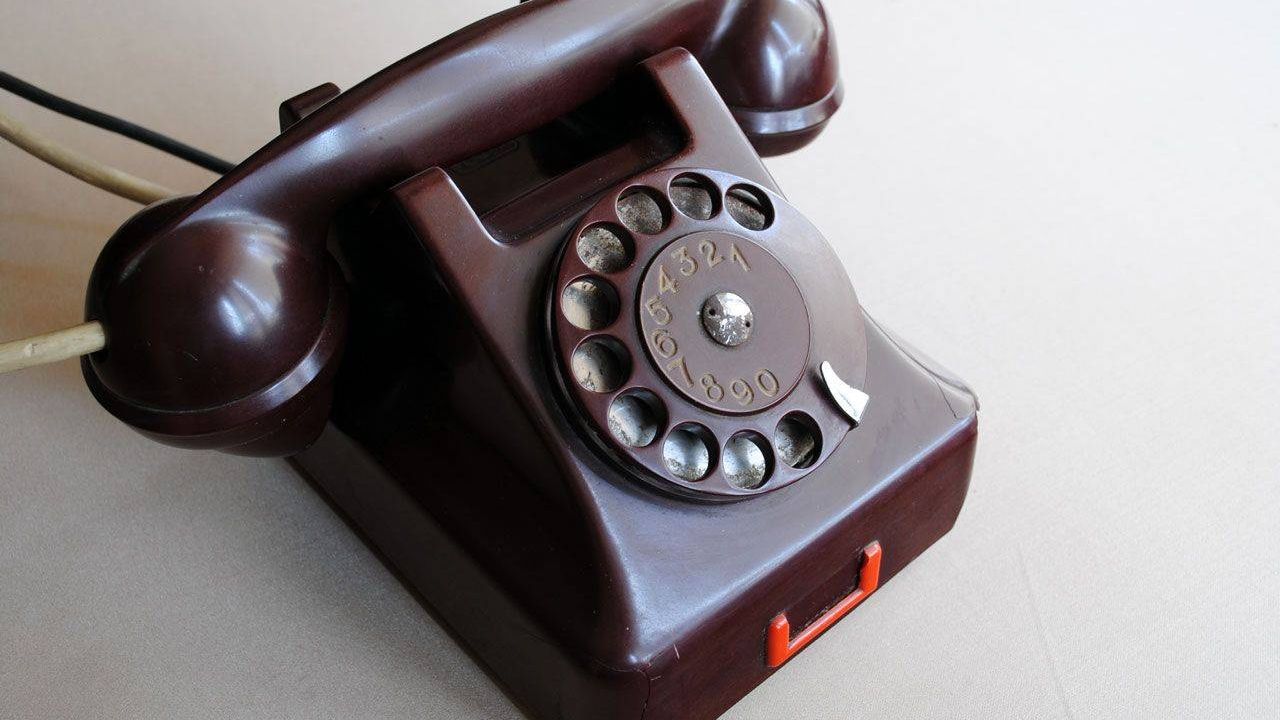 Фото старого телефона трубочного