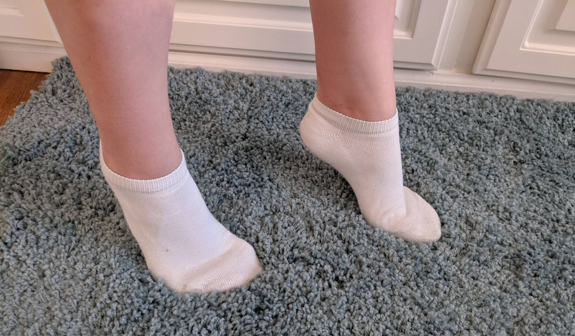 Почему человек ходит на носочках. Ходить на носочках. Ходьба на носочках. Дети в носочках. Ходить в носках.