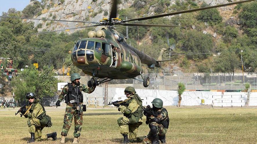 Тренировка по десантированию из вертолетов военнослужащих России и Пакистана на учении «Дружба-2016»