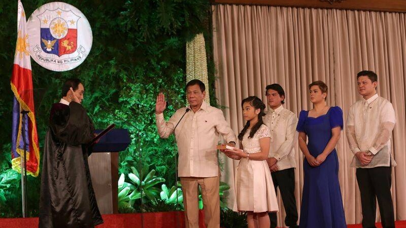 Экс-президент Филиппин Родриго Дутрете с сыновьями и дочерью