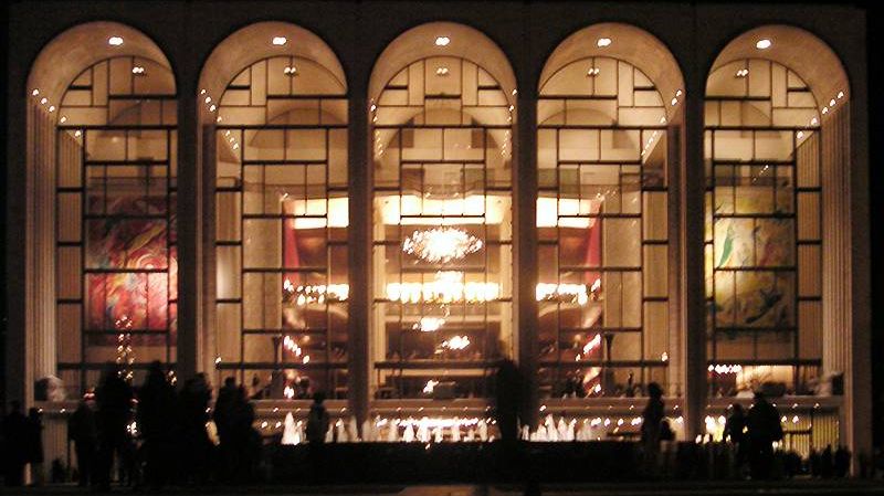 Фасад Метрополитен-опера в Линкольн-центре, Нью-Йорк,