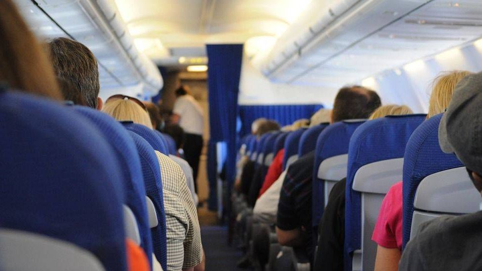 На борту самолета 24 кресла расположены рядом с запасными выходами и 12 за перегородками 200