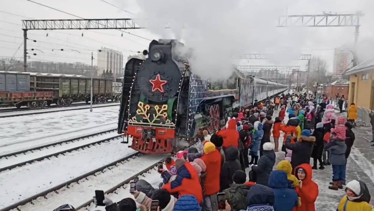 Поезд Деда Мороза на вокзале в Томске