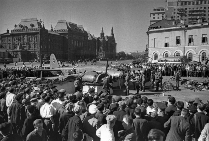 Выставка сбитого немецкого самолета на площади в Москве в июле 1941