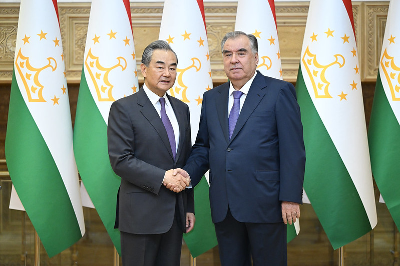 Президент Таджикистана Эмомали Рахмон и глава МИД КНР Ван И