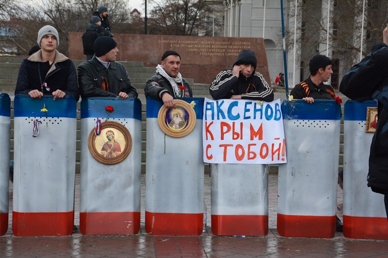 Отряд самообороны Крыма с плакатом «Аксёнов, Крым с тобой!». 6 марта 2014 года