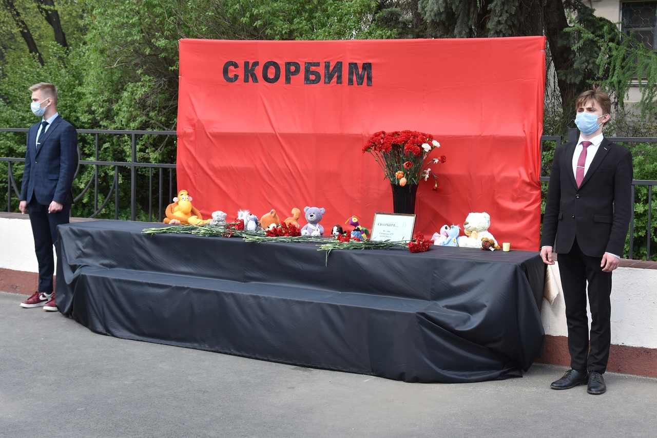 Мемориал в память о погибших в казанской школе. Йошкар-Ола