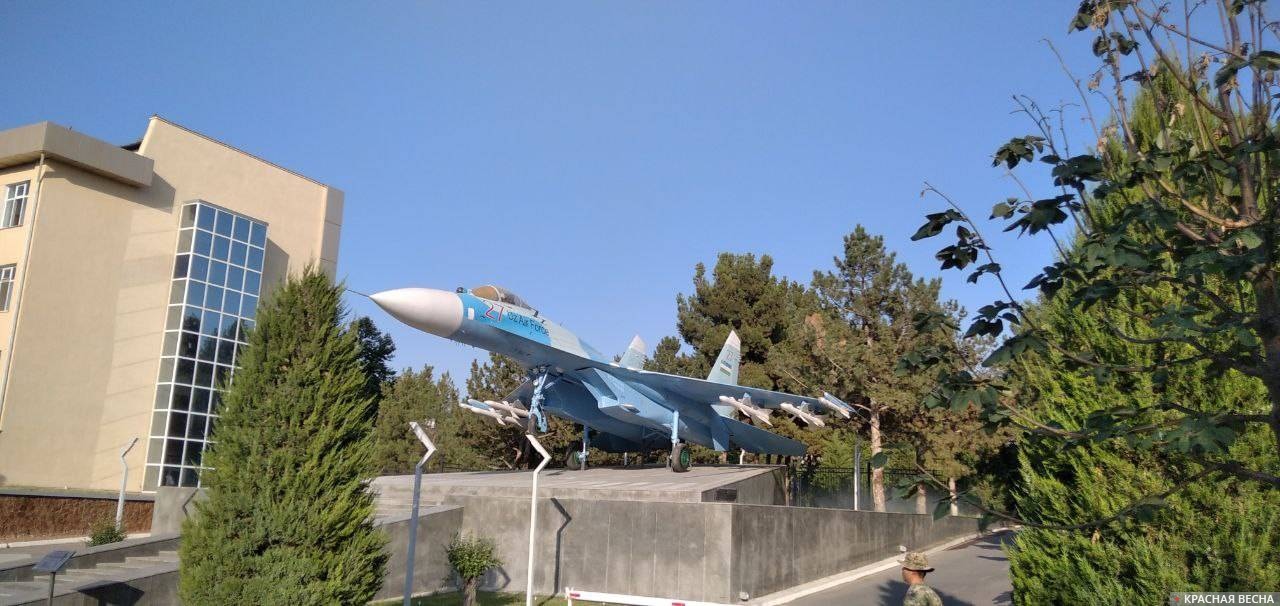 Истребитель СУ-27П у здания Минобороны Узбекистана
