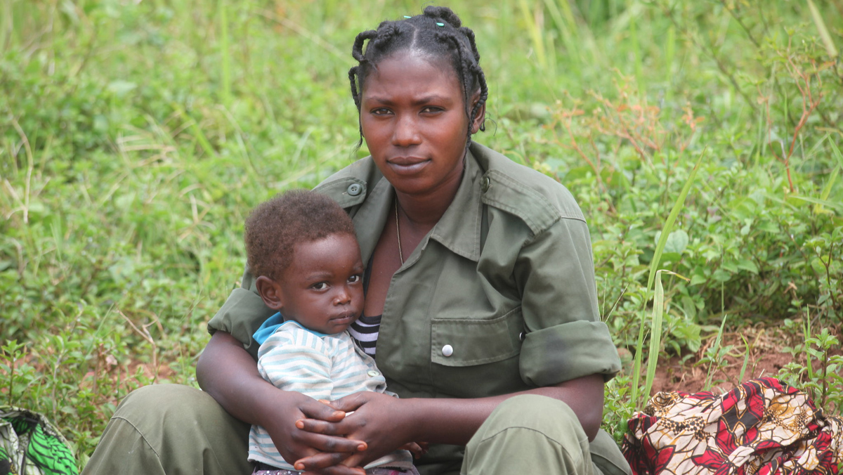 Фотография Джона Бомпенго. Женщина с ребенком в лагере для бывших боевиков в Экваториальной провинции Демократической Республики Конго