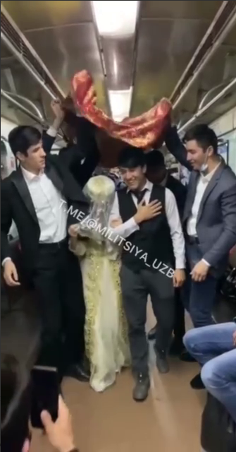 Видеоцитата с ролика празднования фейковой свадьбы в Ташкентском метрополитене
