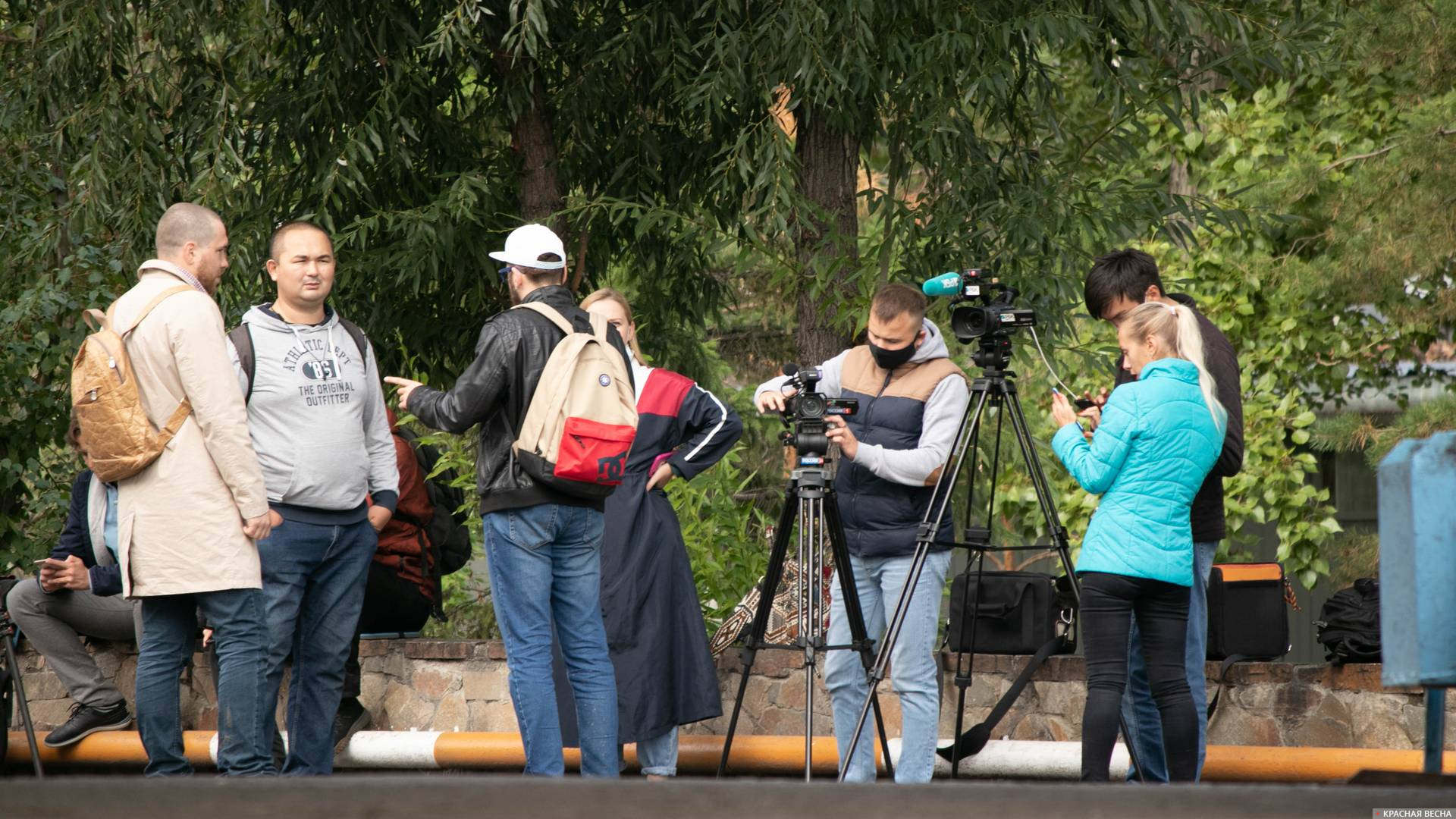 Журналисты у БСМП № 1 в Омске, в которую госпитализировали Алексея Навального