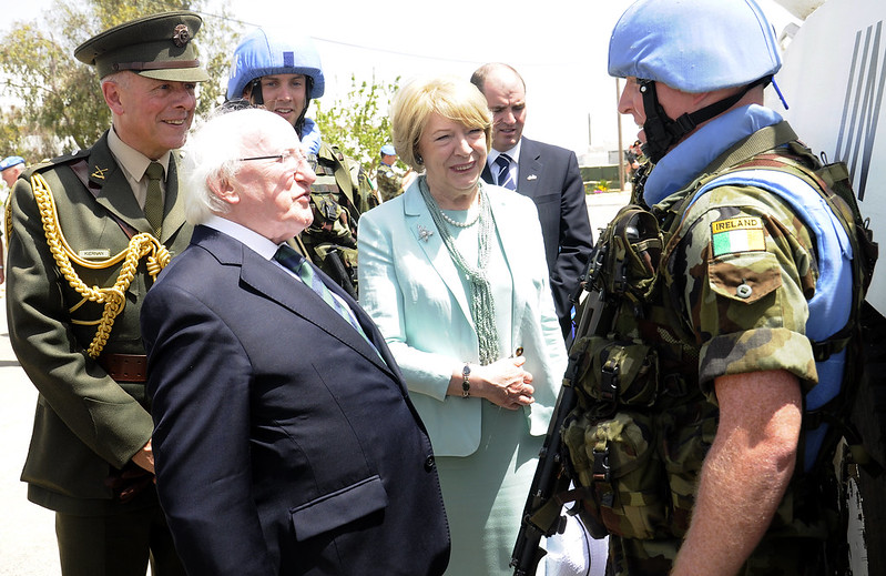 Президент Ирландии Хиггинс и его жена Сабина разговаривают с ирландскими войсками