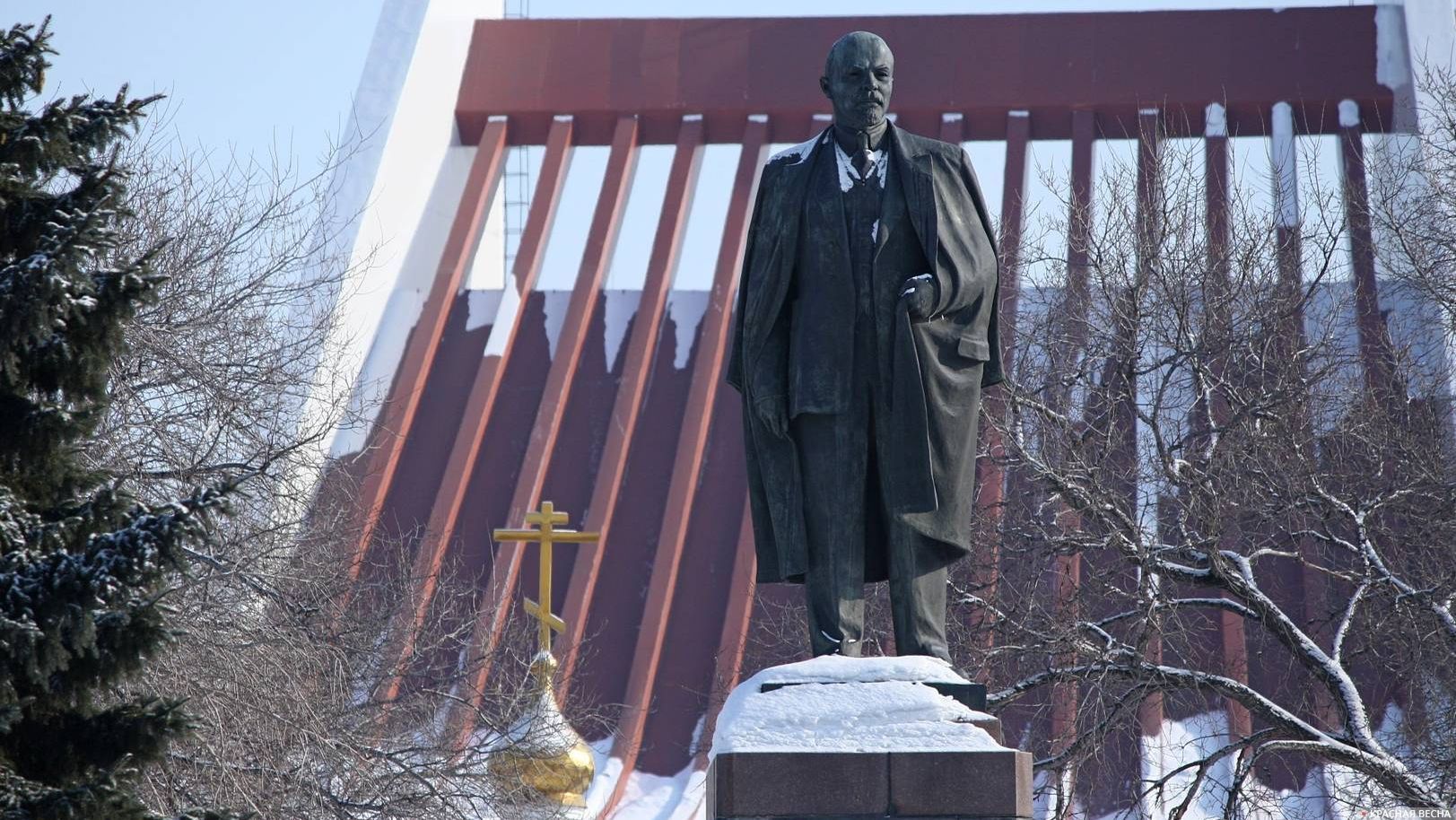 Памятник В. И. Ленину на фоне часовни Ильи Пророка. Омск