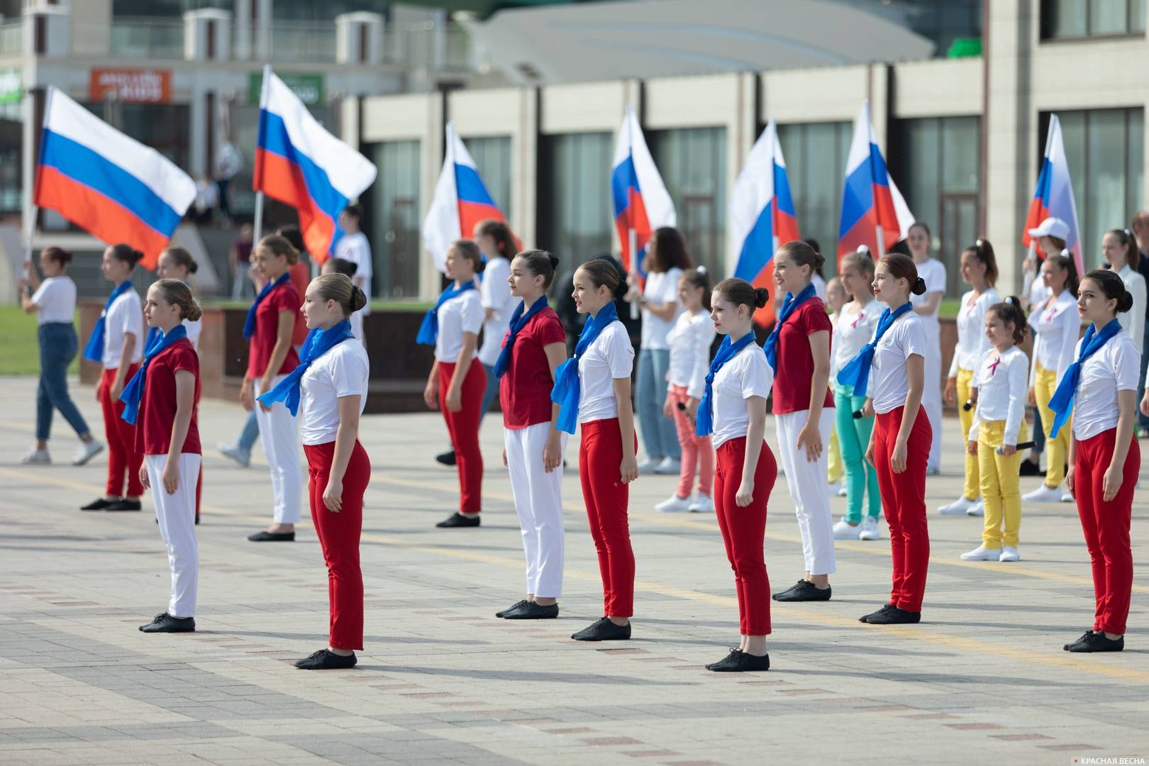Выступление детско-юношеских танцевальных коллективов на церемонии в честь Дня России